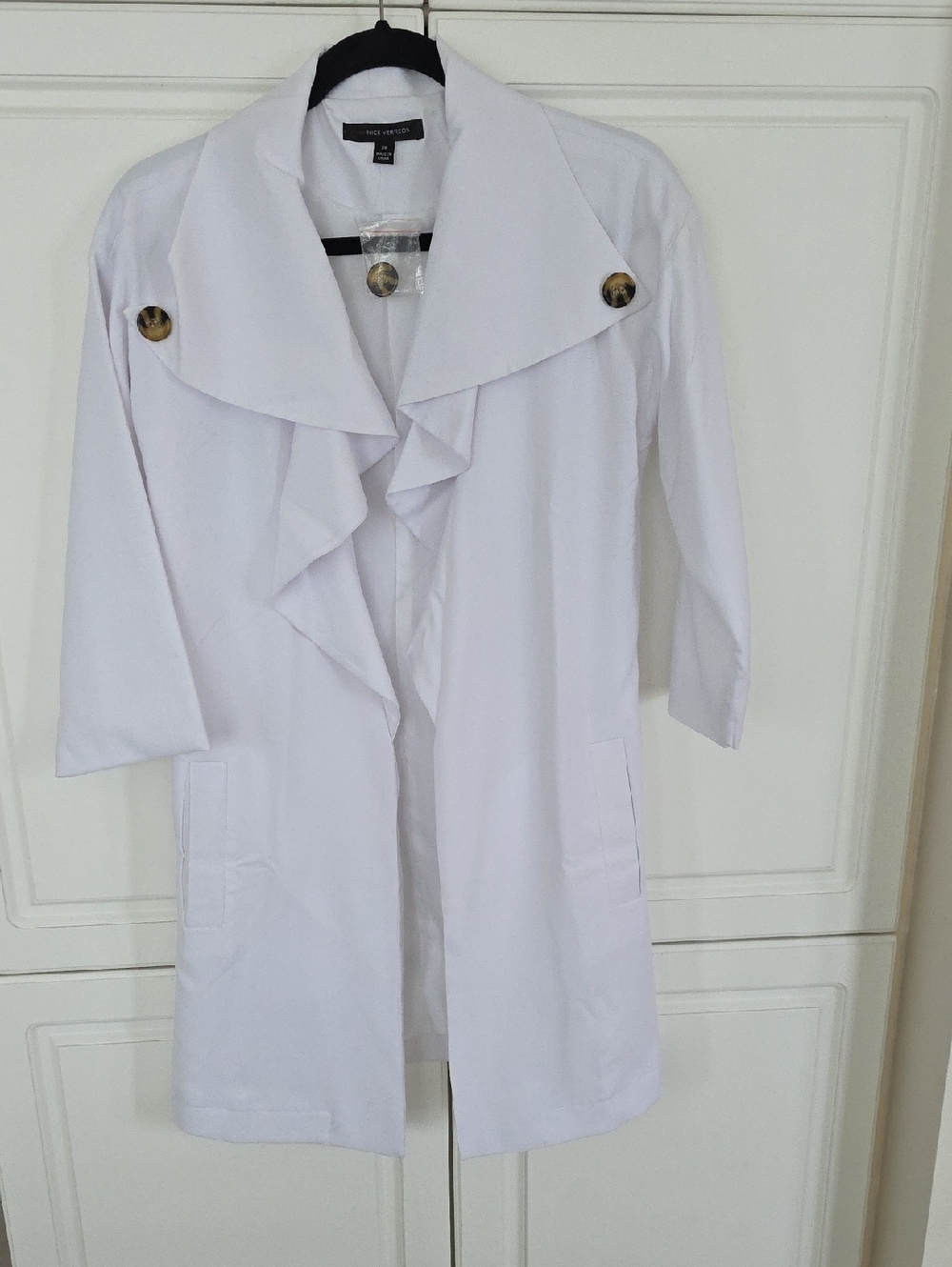 NV  NICK VERREDS XS White Ruffle-Front Open Coat with Gold Buttons